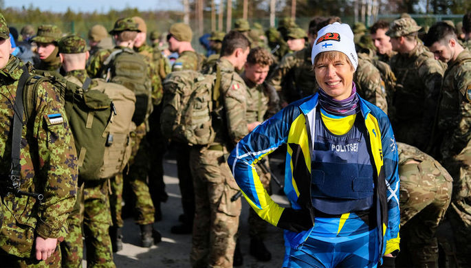 Перед визитом в Россию президент Эстонии совершила с военными маршбросок на 8 часов 
