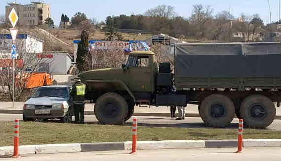 В Севастополе военный грузовик врезался в «девятку» (фото)