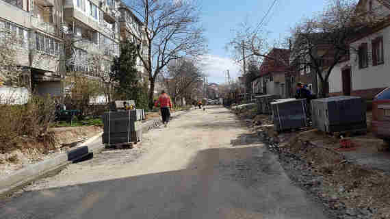 На улицах Керченская и Новороссийская в результате ремонта тротуаров уменьшилась ширина проезжей части (фото)