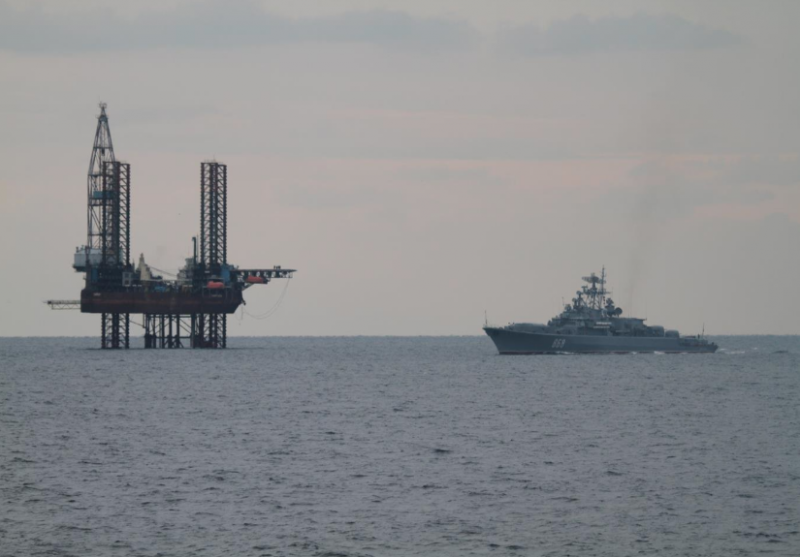 Нафтогаз показал и жалобно прокомментировал надёжно охраняемую крымскую газовую платформу