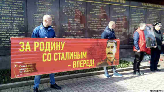 «Путин не способен». В Севастополе на митинге памяти Сталина ругали российские власти (фото)