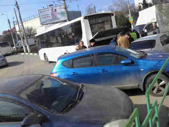 В Севастополе автобус наехал на три автомобиля (фото)