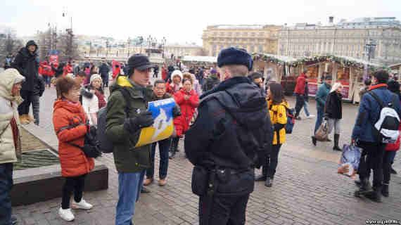 Жители Москвы вышли на одиночные пикеты против аннексии Крыма (фото)