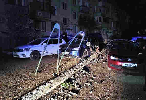 В Балаклаве на детскую площадку упал столб (фото)