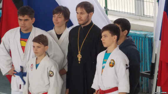 В Севастополе на соревнования по рукопашному бою священник привел детскую команду (фото)