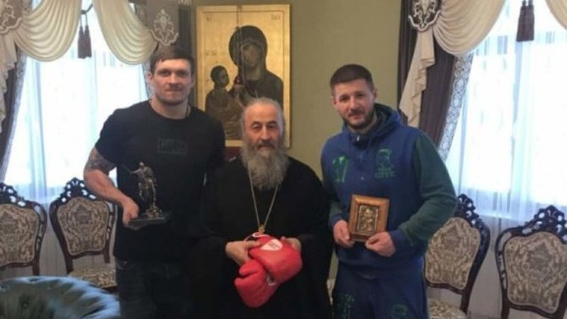 Чемпион по боксу Александр Усик обещает гнать палкой раскольников от православных храмов