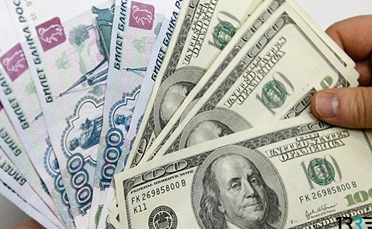 Россиянам посоветовали скупать доллары из-за падения рубля