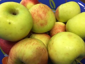 Россия ввела запрет на поставки яблок и груш из Белоруссии
