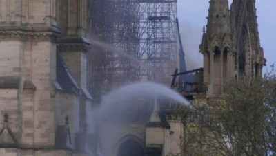 Шпиль собора Парижской Богоматери обрушился из-за пожара