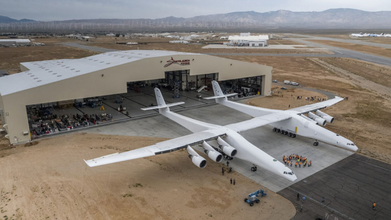 Самый большой самолет в мире впервые поднялся в воздух 