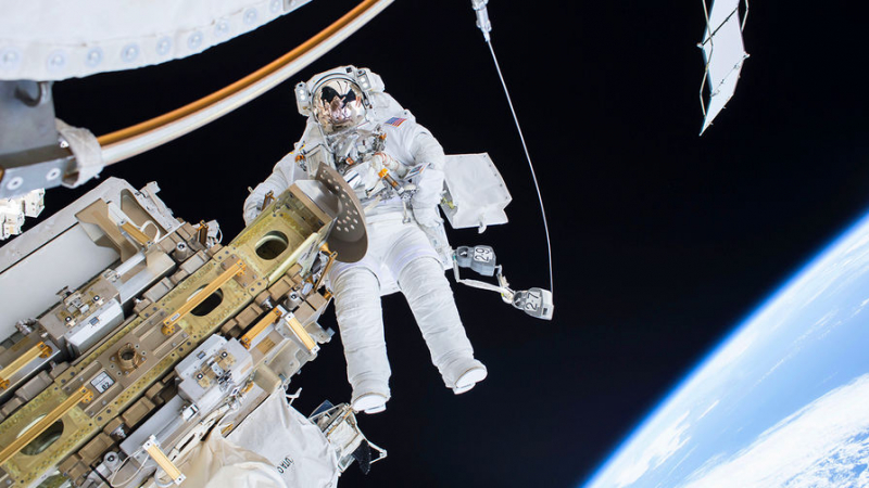 Астронавты США и Канады начали выход в космос для продолжения работ на МКС
