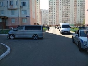 В Курске во дворе многоэтажки не разъехались “Ниссан” и ВАЗ