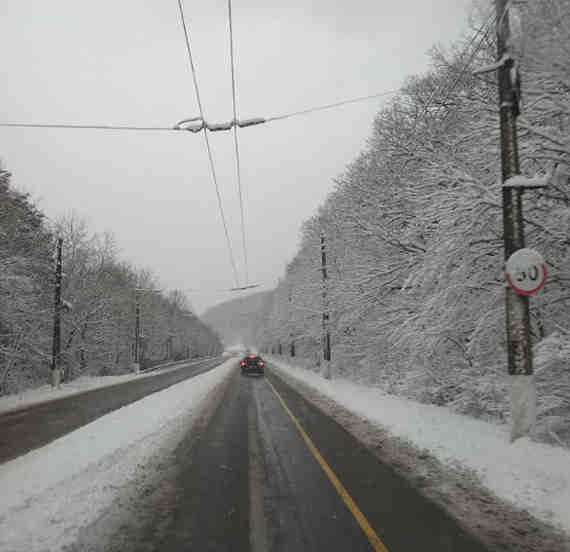 Крым в апреле снова накрыло снегом (фото)