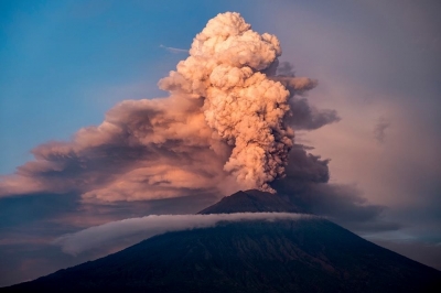 На Бали снова извергается вулкан Агунг