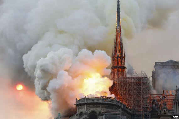 В Париже сгорел Собор Парижской Богоматери (фото, видео)