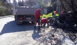 Коммунальные службы Ялты продолжают проводить санитарную очистку территории муниципального образования