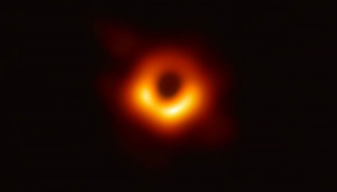 Опубликовано первое в истории изображение черной дыры 