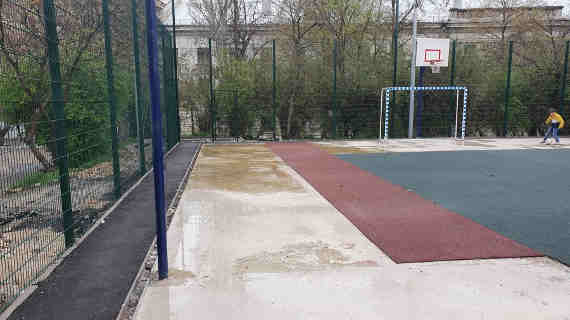 В центре Севастополя дети играют на недостроенной спортплощадке и могут травмироваться (фото)