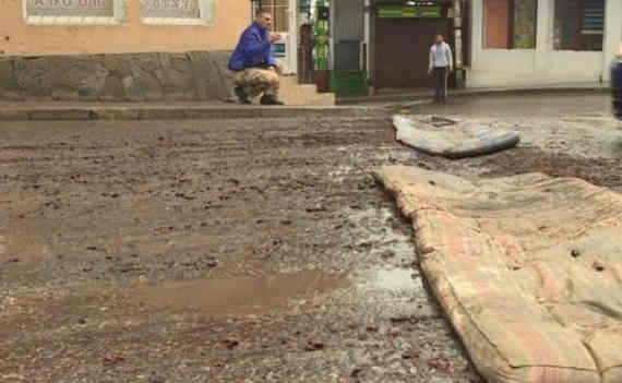 Разбитую дорогу в Алупке «залатали» матрасами (фото, видео)