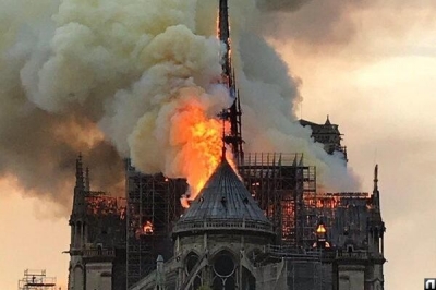 Шпиль собора Парижской Богоматери обрушился из-за пожара