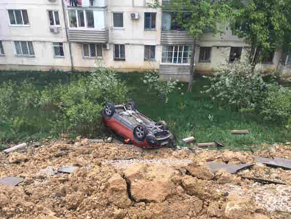 Внутридворовая парковка с машинами обрушилась в Севастополе (фото, видео)