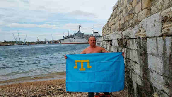 Севастополец совершил заплыв в память о 75-й годовщины депортации крымскотатарского народа