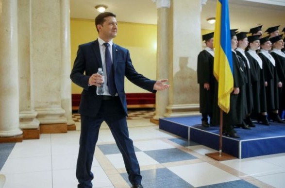 Растет отрыв Зеленского от Порошенко по последним опросам на Украине