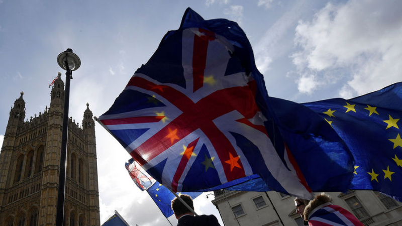 Парламент Британии одобрил перенос Brexit 