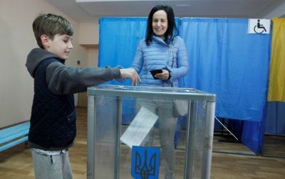 Зеленский лидирует во втором туре президентских выборов в Украине
