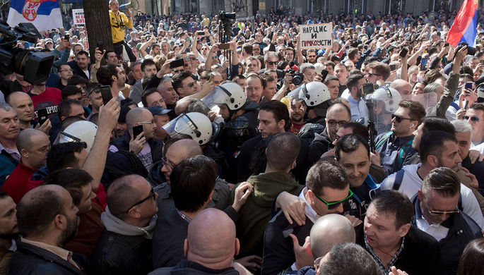 Массовая акция протеста началась в Белграде