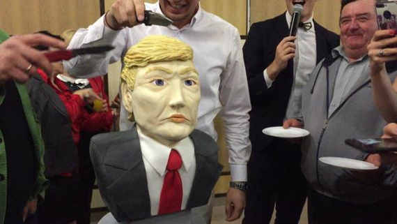 Журналисты на юбилей телекомпании в Крыму разрезали торт в виде головы Трампа (фото)