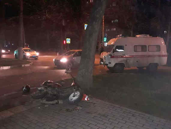 В Севастополе водитель мопеда пострадал в ДТП (фото)