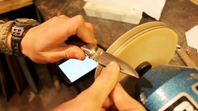 Используем деревянный диск для быстрой наточки ножей