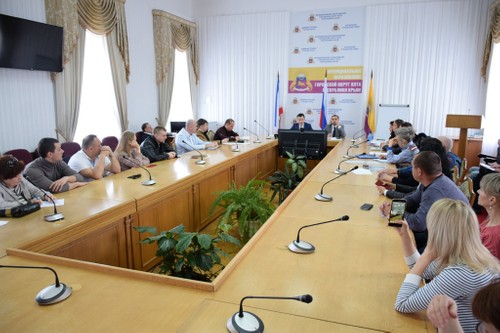 Заместитель главы крымского Минстроя Максим Скорин встретился с ялтинцами, пострадавшими от действий застройщиков