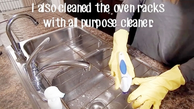 Как очистить духовку с помощью соды и уксуса