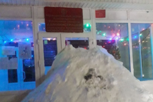 Недовольные россияне засыпали снегом городскую администрацию