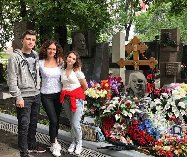Вдова Дмитрия Хворостовского побывала с детьми на могиле певца на Новодевичьем кладбище
