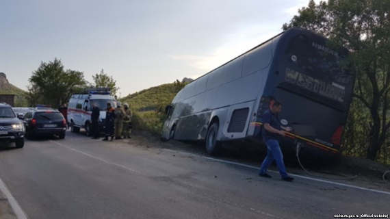 В Крыму съехал с дороги автобус с пассажирами (фото)