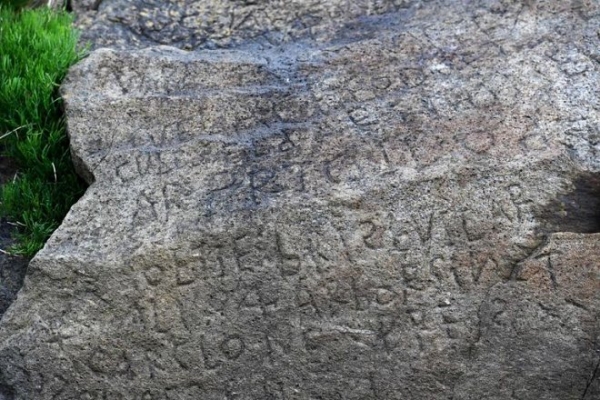 Франция заплатит 2000 евро за разгадку шифра на древнем камне