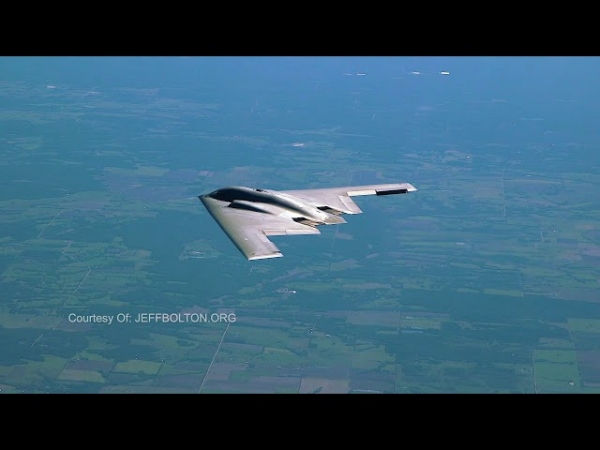 Первое в мире видео из кабины бомбардировщика-невидимки B-2