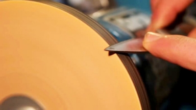 Используем деревянный диск для быстрой наточки ножей