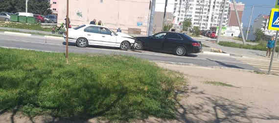 BMW и Mercedes продолжили «вечную битву» на дорогах Севастополя (фото)