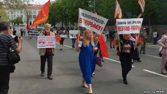 На первомайском шествии в Севастополе требовали отставки губернатора (фото)