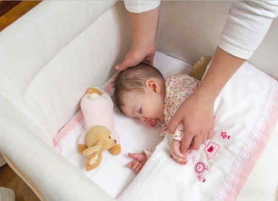 Хитрости: как уложить новорожденного спать