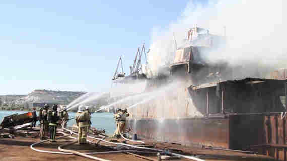 В Севастополе горел корабль (фото)