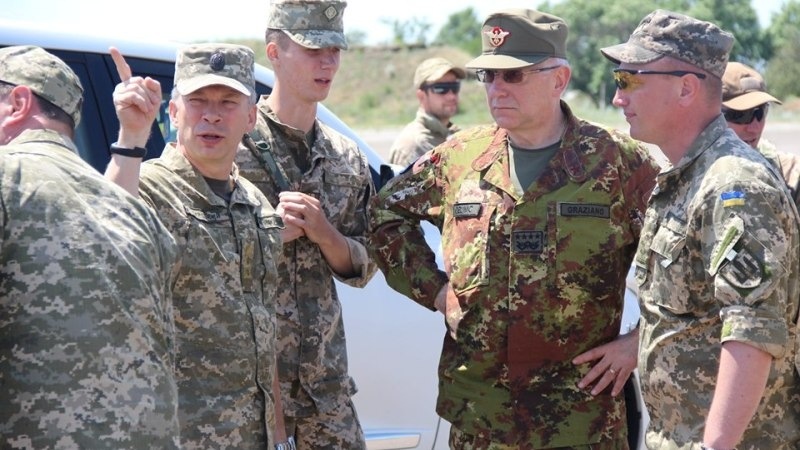 Украинцы водили за нос европейского генерала по линии фронта в Донбассе