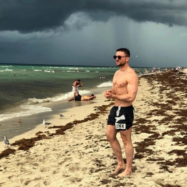 Алекс Малиновский и Сергей Лазарев отдыхали на подозрительном пляже
