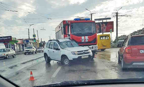 В Севастополе водитель не пропустил пожарных на встречной полосе (фото)