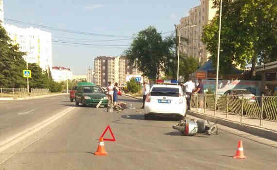 В Севастополе на пешеходном переходе сбили водителя мопеда (фото)