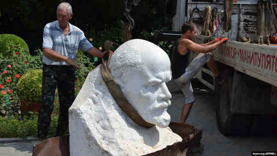 В Никитском ботсаду статую богини Флоры заменили на бюст Ленина (фото)
